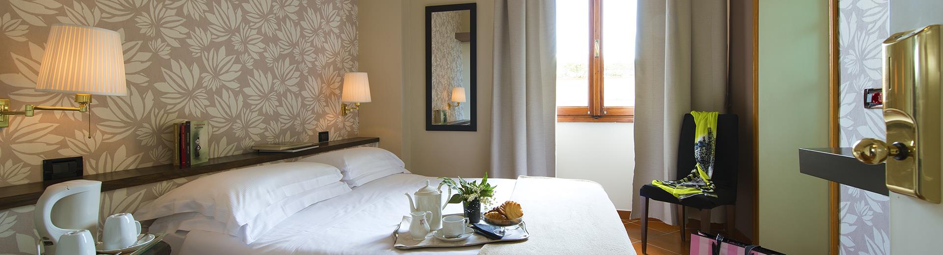 If you are looking for a hotel in the Centre of Florence and travelling alone, book a single room at Hotel De La Pace: 12 sqm and all amenities like free Wi-Fi and parking!