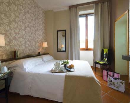 If you are looking for a hotel in the Centre of Florence and travelling alone, book a single room at the Hotel De La Pace: 12 sqm and all amenities like free Wi-Fi and parking!