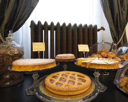 Start your day with the delicious breakfast of Sure Hotel Collectione De La Pace! Book now and enjoy your stay in the heart of Florence!
