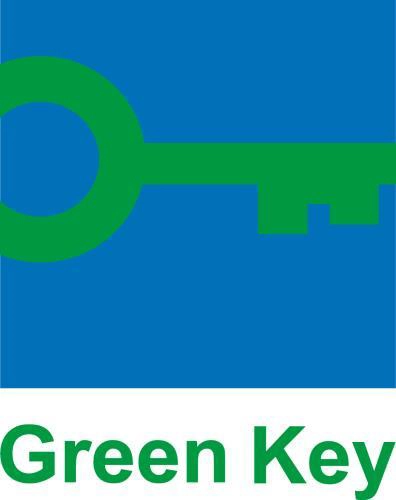 nell'immagine il ogo della certificazione Green Key, una chiave verde su sfondo azzurro